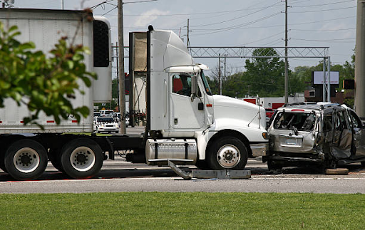 Call an 18 Wheeler Injury Lawyer in Houston After an Accident